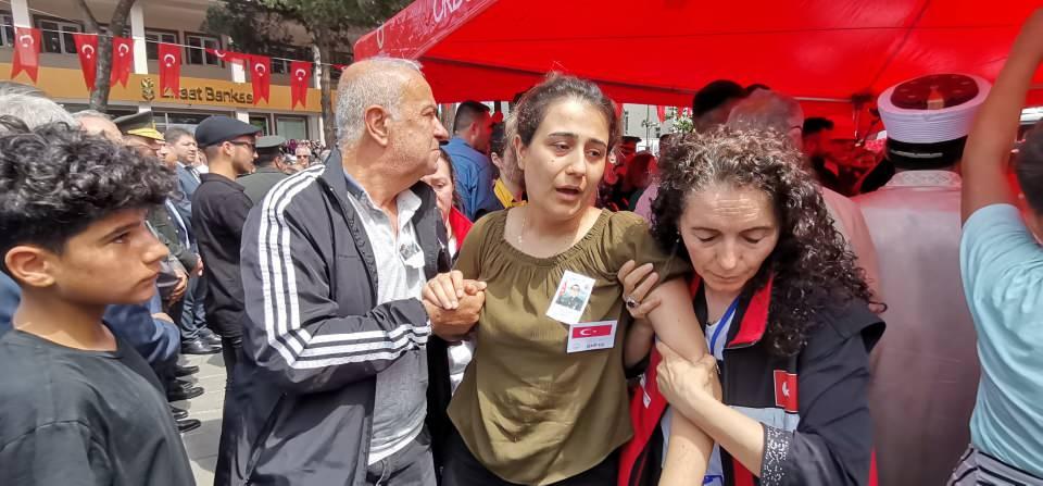<p>Şehit Demir'in eşi Seda Demir, cenazede gözyaşı döktü. Şehidin cenazesi, kılınan namazın ardından ilçeye bağlı İnkur Mahallesi'nde toprağa verildi. </p>

<p> </p>
