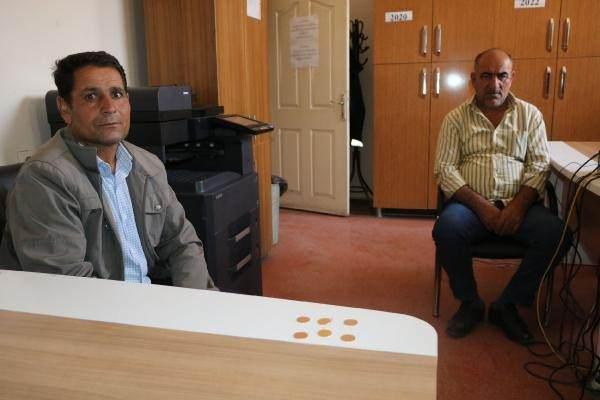 <p>Hakkari'nin Yüksekova ilçesinde, çifçilik yapan Nihat Anuş, eşi ile birlikte gezerken yerde beze sarılı altın buldu. Anuş, bulduğu 4'ü cumhuriyet, 2'si yarım altını polis aracılığıyla sahibi Şaban Ertuş'a teslim etti.</p>