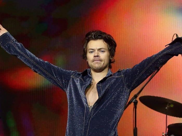 <p><span style="color:#000000"><strong>22.15 sıralarında gerçekleşen olay esnasında Harry Styles, "Kiwi" isimli parçasını seslendiriyordu ve durumdan tamamen habersiz bir şekilde parçasına devam etti.</strong></span></p> 