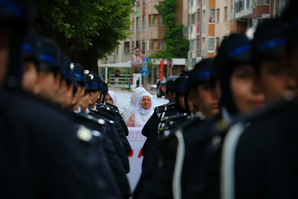 <p>Bakan Kasapoğlu, konuşmasında, İstiklal Yoluna revan oldukları ve istiklale sımsıkı sarılıp istikbale yürüdükleri için gençlere teşekkür etti.</p>

<p> </p>
