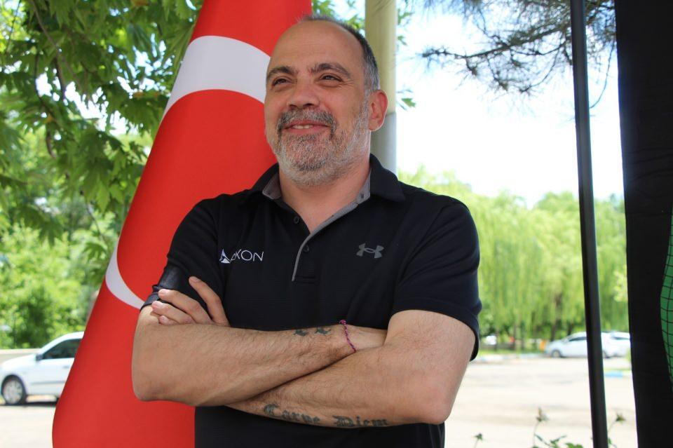 <p>Dünya üzerindeki en büyük amaçlarımız ileriki yıllarda ateşli merminin, ateşli silahın kullanımını azaltmak. Bunun için en büyük alternatif olarak TASER dediğimiz cihazımızı öne ve piyasaya sürüyoruz. </p>
