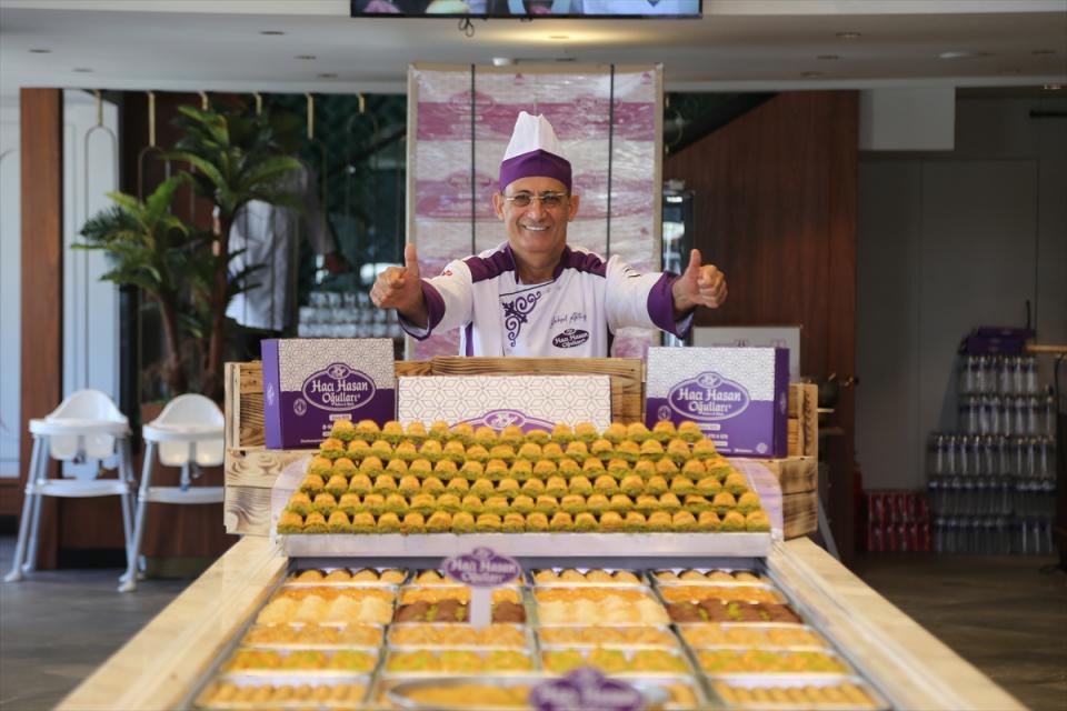 <p>Sadece standart fıstıklı baklava olmayacağını, tatlının her çeşidini bulundurmaları gerektiğini anlatan Aktaş, "Yeni yatırımlarımız olacak. 2022 yılının sonuna kadar yaklaşık 6 bin metrekare kapalı alanı olan bir üretim tesisi açıp oraya taşınacağız. Oradan dünyada tatlı vermediğimiz ülke olmayacak. Bursa'yı dünyada en iyi şekilde tanıtmak için var gücümüzle çalışacağız." ifadelerini kullandı.</p>
<p> </p>