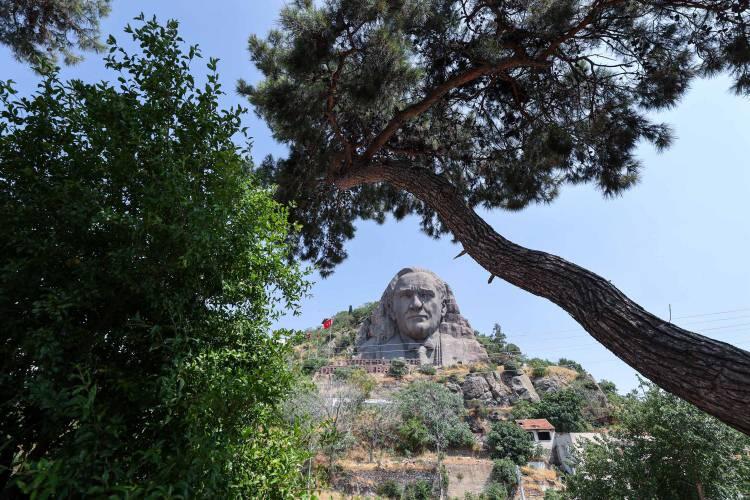 <p>Toplam 42 metre yüksekliği ile Türkiye'nin en büyük rölyef heykeli olma özelliği taşıyan Atatürk maskı, Buca Belediye Başkanı Erhan Kılıç'ın talimatı, Tesisler Müdürlüğü koordinasyonu ve profesyonel dağcılardan oluşan bir ekip aracılığıyla temizlik ve hasar kontrolünden geçti. </p>
