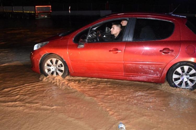 <p>AFYONKARAHİSAR-ANKARA KARA YOLU SULAR ALTINDA</p>
<p>Sağanak nedeniyle Afyonkarahisar-Ankara kara yolunun İscehisar ilçesi Çalışlar köyü mevkisi sular altında kaldı.</p>
<p> </p>