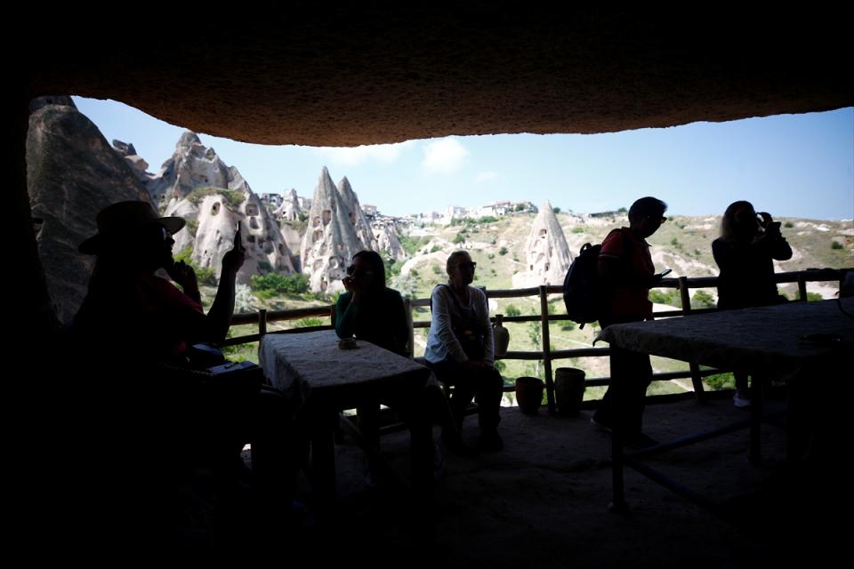 <p>Konuklar, hem geçmişte peribacasının içinde nasıl bir yaşam sürüldüğünü gözlemliyor hem de güzel manzarada çay ve kahve yudumluyor.</p>

<p> </p>
