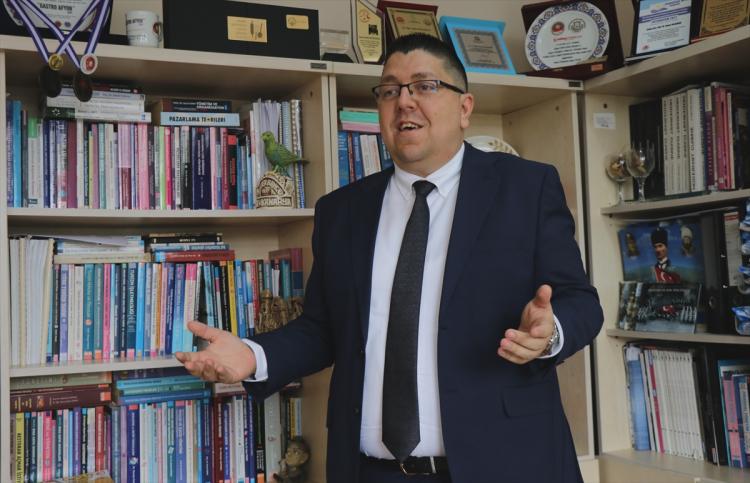 <p>Doç. Dr. Kılıçhan, yerel mutfağı tercih eden turistlere hitap edecek plan ve politika uygulamalarının yapılması gerektiğini, akademik çevrelerin bu tarz çalışmaları sektör uygulayıcılarına sunduğunu, uygulayıcıların da buradan pay biçerek çalışmalarına yön verebileceğini ifade etti.</p>
