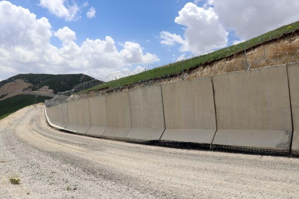 <p>Sınır hattımızın imkanlar dahilinde en yüksek şekilde korunduğunu ve en yüksek güvenlik standartlarının burada uygulandığını söyleyebiliriz. </p>