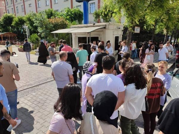 <p>Saat 10.00'da ise okullara girişler kapatıldı. Sınava erken gelenlerin yanı sıra geç kalanlar da vardı. Saat 10.00'a doğru sınavın yapılacağı okula gelen öğrenciler koşarak sınav salonuna gitti.</p>
