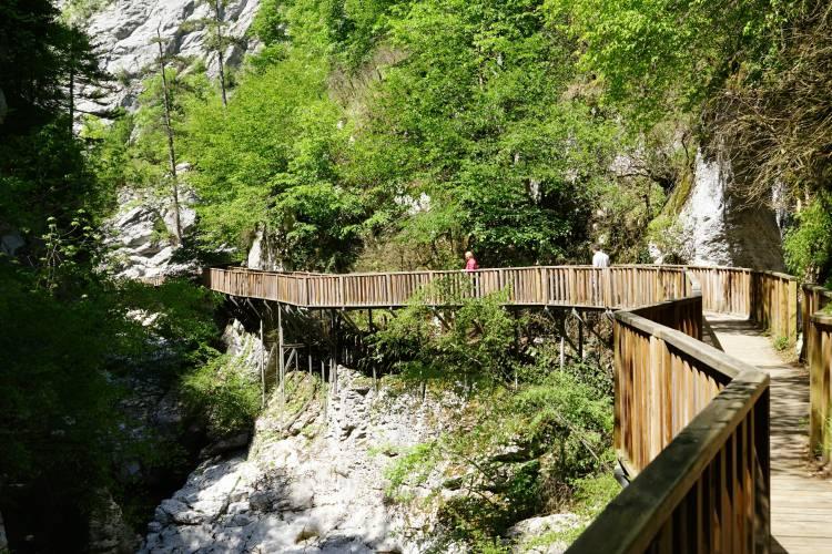 <p>KUZKA’nın katkılarıyla yeni yapılan tesislerle Horma Kanyonu, yürüyüşçüler kadar Bölgeyi ziyaret edeceklerin de dinlenmesine ve hoşça vakit geçirmelerine olanak sağlıyor.</p>
