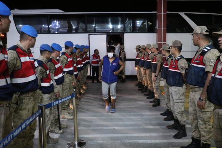 <p>Türkiye’ye yasadışı yollardan giren, polis ve jandarmanın yaptığı çalışmalarda yakalanan Afganistan uyruklu 227 düzensiz göçmen İl Göç İdaresi Müdürlüğü'nde yapılan işlemlerin ardından Malatya Havalimanı'ndan ülkelerine gönderildi.</p>
