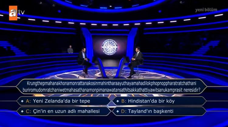 <p><span style="color:#FF0000"><strong>"Krungthepmahanakhonamonrattanakosinmahintharayutthayamahadilokphopnoppharatratchathaniburiromudomratchaniwetmahasathanamonphimanawatansathitsakkathattiyawitsanukamprasit neresidir?"</strong></span><span style="color:#000000"><strong> şeklindeki soruyu dikkatli bir şekilde okuyan İmirzalıoğlu ve yarışmacı kahkahalarını gizleyemedi.</strong></span></p>
