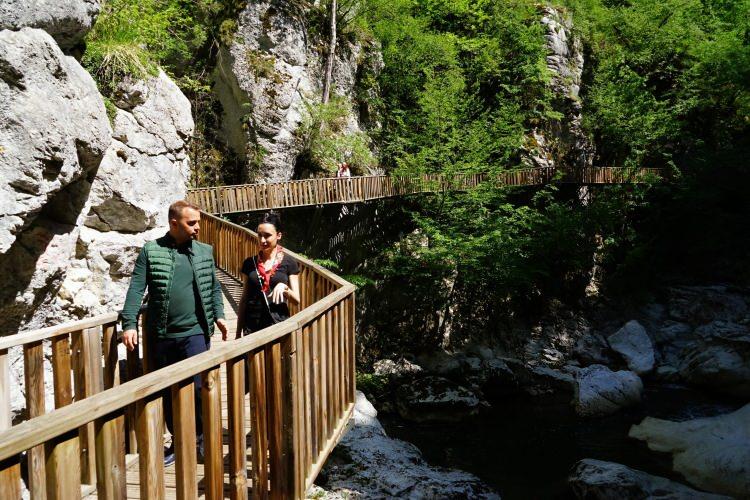 <p>Öte yandan KUZKA tarafından Bölgeye daha çok turist çekebilmek için TÜRSAB’a bağlı seyahat acentelerine yönelik Tanıştırma Turu düzenlendi. Türkiye’nin dört bir yanından seyahat acentelerinin sahipleri ile tur rehberlerinin katıldığı üç günlük gezide, Kastamonu’nun tarihi, turistik ve doğal güzellikleri gezdirilerek şehrin tanıtılması sağlandı.</p>