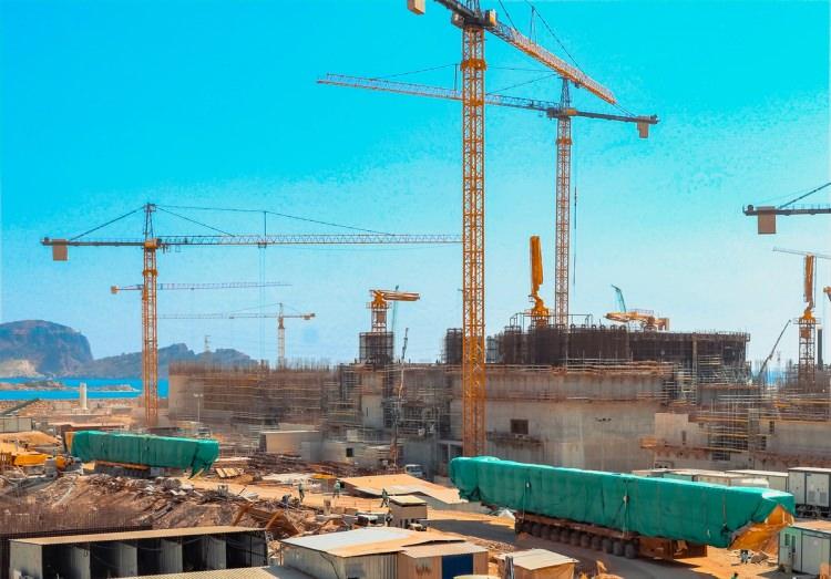 <p>Parçalarının montajından sonra reaktör binasının kubbesi altına kurulacak olan vinç, faaliyete geçmeden önce yüklerin güvenilir ve hatasız şekilde taşınabilirliği için bir dizi testten geçecek" dedi.</p>
