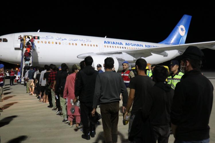 <p>Türkiye'ye yasa dışı yollardan giren 227 Afganistan uyruklu düzensiz göçmen Malatya'dan ülkelerine gönderildi.</p>
