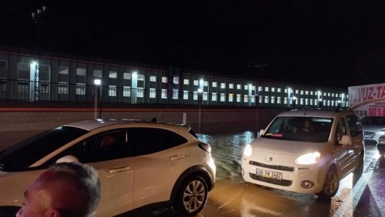 <p>Bölgeye İl AFAD Müdürlüğü, polis, sağlık, belediye ekipleri ile iş makineleri sevk edildi.</p>
<p> </p>