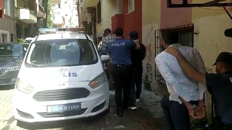 <p>Operasyon ve aramalar ile özel kağıtların solüsyonla dövize çevrildiği anlar ise kameralara saniye saniye yansıdı.</p>
<p> </p>
<p> </p>
<p> </p>