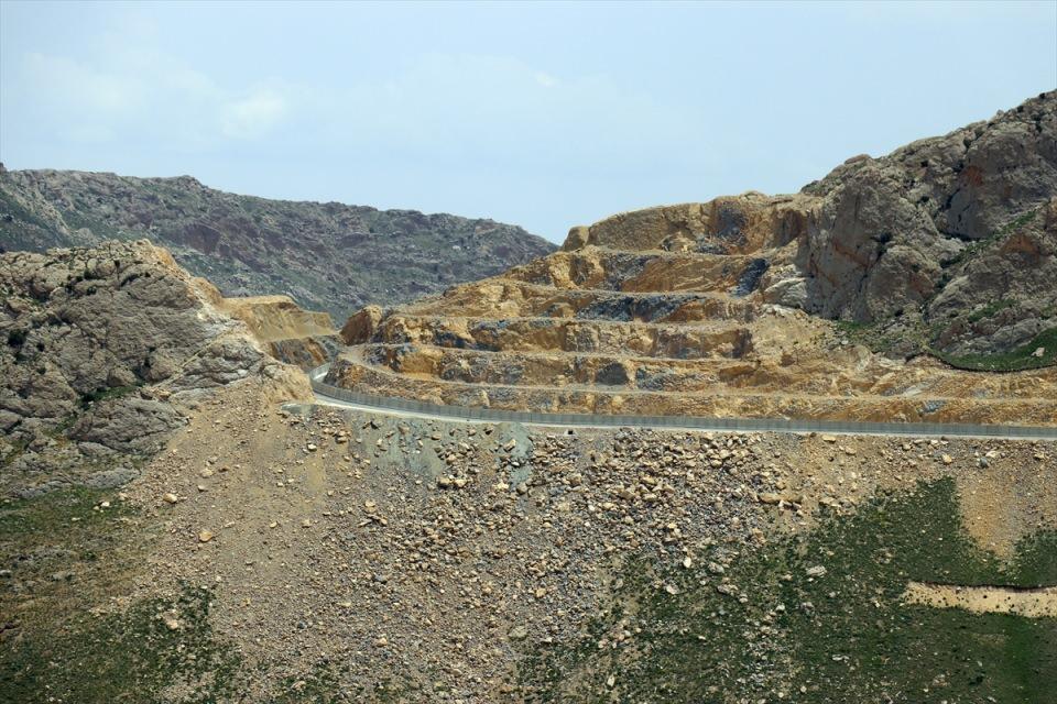 <p>Sınır hattındaki bu güvenlik sisteminin tamamlanmasından sonra Ağrı, Doğubayazıt bölgesi ve Ağrı Dağı eteklerinde, terör anlamındaki faaliyetlerde de ciddi bir azalma ve içerideki operasyonlarımızla çok önemli bir caydırıcılık olduğunu da görüp yaşıyoruz."</p>