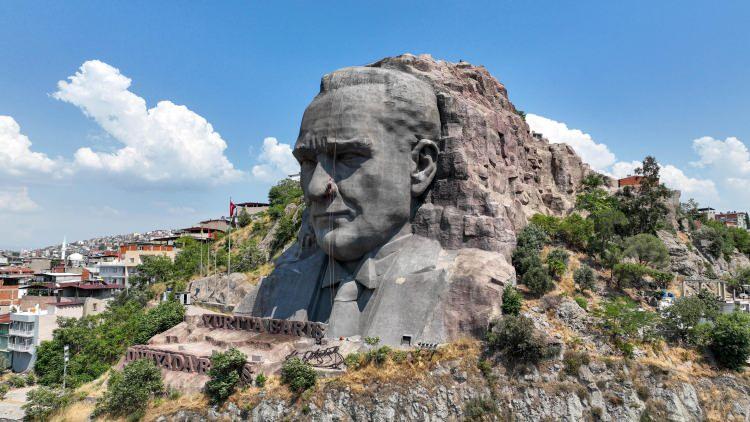 <p>Bakımı özel bir çalışma gerektiren ve bölgedeki yoğun kuş hareketleri nedeniyle rutin takip yapılan Atatürk maskının kaş ve kulak bölgelerindeki birikintiler de tespit edildi. </p>