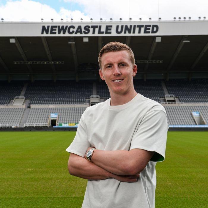 <p><strong>Matt Targett</strong></p>

<p>Aston Villa -> Newcastle United</p>

<p>Bonservis: 17.5 milyon Euro</p>
