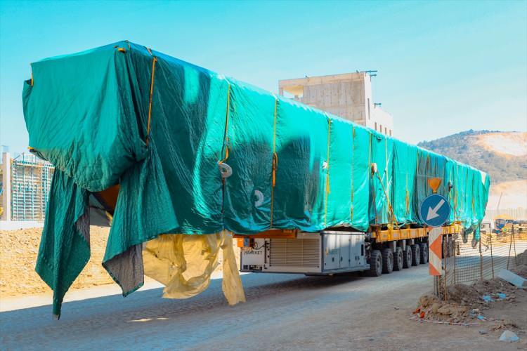 <p>İndirilmesinin ardından, her biri 42 metre uzunluğunda ve 92'şer ton olan polar vincin iki kanadı, NGS'nin 1'inci ünitesinin inşaat alanına götürüldü.</p>