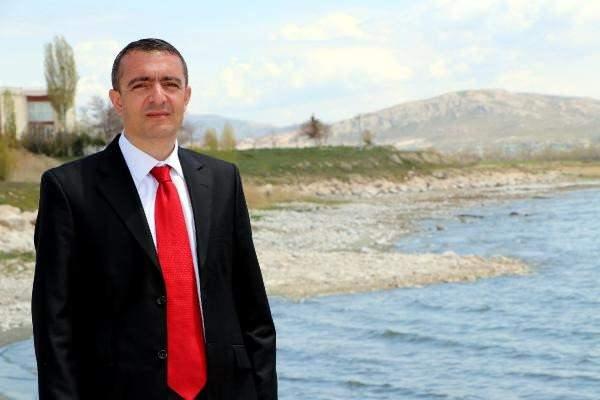 <p>Van Yüzüncü Yıl Üniversitesi Su Ürünleri Fakültesi Öğretim Üyesi Dr. Mustafa Akkuş, "Yavru balıklar annelerinin izinde ana vatanlarına geri dönüyor. Üremek için derelere giren inci kefalleri yumurtalarını bıraktıktan sonra geri dönüşlere başladı. Yumurtadan çıkan yavru balıklar, büyük heyecanla ilk kez Van Gölü ile buluşmaya başladı" dedi.</p>