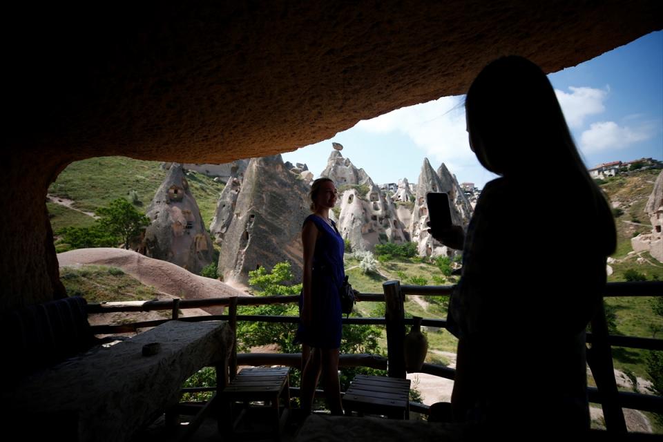 <p>İspanyol turist Anaily Benitez ise yıllardır ziyaret edebilmek istediği Kapadokya'da olmaktan heyecan duyduğunu ifade ederek, peribacasının içinde manzarayı izleme imkanı bulduğu için de kendini şanslı hissettiğini dile getirdi.</p>