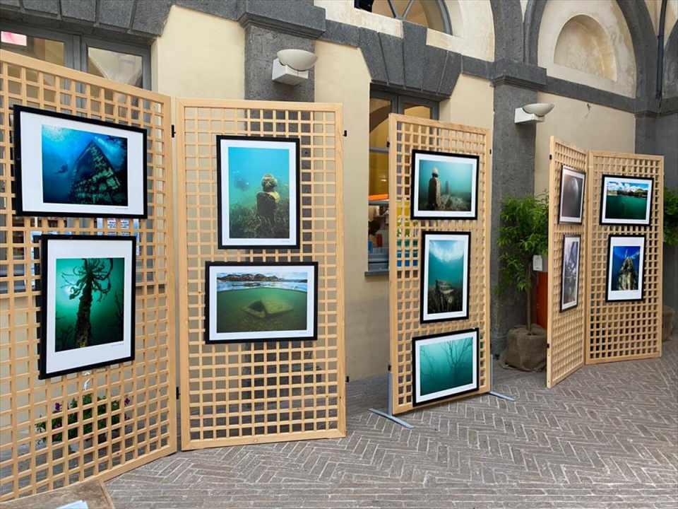 <p>Güneydoğu Anadolu Bölgesinde yer alan illerin turizmdeki potansiyelini harekete geçirmek için Halfeti'de çekilen su altı fotoğrafları, "Mezopotamya" markasıyla İtalya'da sergileniyor.</p>

<p> </p>
