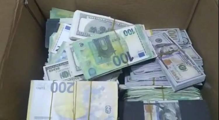 <p>Kağıthane’de bir iş adamı Afrikalı bir şahısla ticaret için anlaşarak 70 bin dolar verdi. Anlaşmazlık çıkınca da şahıs, parasını geri isteyen iş adamına sahte 70 bin dolar verdi. Dolandırıldığını anlayan adamın şikayeti üzerine Kağıthane İlçe Emniyet Müdürlüğü ekipleri iki adrese yaptığı operasyonda, özel kağıdı solüsyon dökerek dövize dönüştüren çeteyi çökertti. </p>
