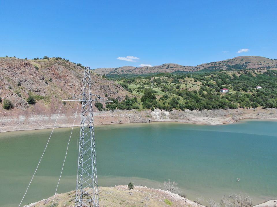 <p>Bölgede elektrik ihtiyaçlarının giderilmesi için zorlu çalışma yürüten Vangölü Elektrik Dağıtım A.Ş. (VEDAŞ) Muş İl Müdürlüğü, Şenyayla yakınındaki Yörecik köyüne enerji nakil hattı çekmeye başladı.</p>
