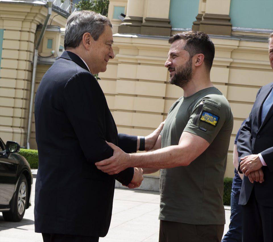 <p><strong>- Liderler, Zelenskiy ile görüştü</strong></p>

<p>Ukrayna Devlet Başkanlığı Ofisi Başkanı Andriy Yermak da sosyal medya hesabından yaptığı açıklamada, Macron, Iohannis, Scholz ve Draghi'nin Ukrayna Devlet Başkanı Volodimir Zelenskiy ile görüştüğünü aktardı.</p>

<p> </p>
