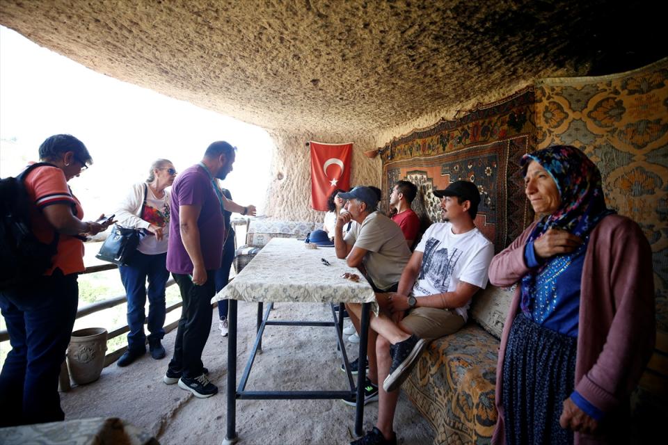 <p>Nevşehir'in Uçhisar beldesinde 65 yaşındaki İsmail Kutlugün, dedelerinin uzun yıllar yaşadığı, çocukluğunun geçtiği peribacasını kiralayıp çay, kahve ve hediyelik eşya satarak 25 yıldır geçimini sağlıyor.</p>
<p> </p>