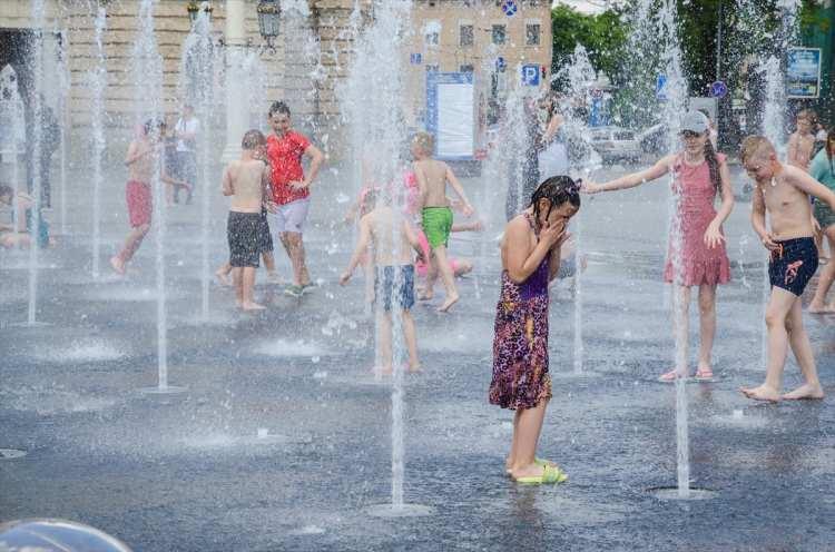 <p>Başkent Paris ile Lyon, Villeurbanne ve Caluire kentlerinde de geçici bir süre için hem trafiğe çıkışlara kısıtlama getirilirken, hem de belli saatlerde hız sınırları düşürüldü.</p>

<p> </p>
