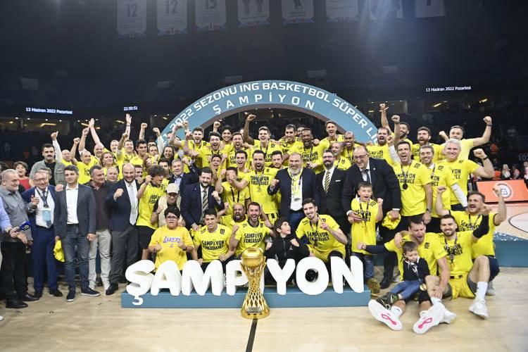 <p>Ev sahibi avantajını iyi kullanan sarı-lacivertliler seride 2-0 öne geçti. 11 Haziran’da Sinan Erdem Spor Salonu’nda oynanan serinin üçüncü maçında A. Efes 103-92’lik skorla galip ayrılarak seride durumu 2-1’e getirdi.</p>
