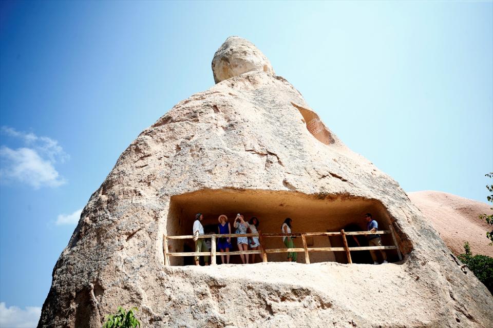 <p>Turistler bu kültürün yaşatılmasından dolayı memnun kalıyor. Çok güzel bir manzarası var. Turistler, balkondan çevreyi panoramik olarak izliyor. Bazı ünlüler de gelip burada çay, kahve içti.</p>