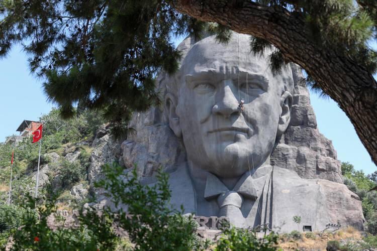 <p>İzmir'in sembollerinden biri haline gelen ve kenti Buca sırtlarından gören Atatürk maskı, yaz bakımına girdi. </p>
