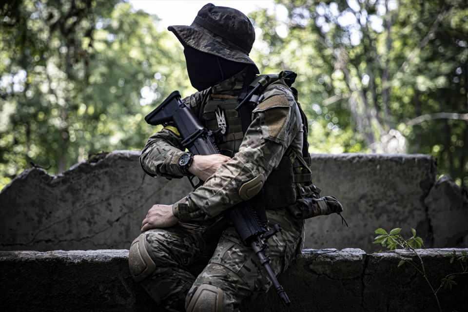 <p>Ukrayna'nın doğusundaki cephe hattında bulunan Harkiv bölgesinde konuşlandırılan Ukraynalı özel harekat ekipleri, çatışmalara girmediği günlerde sürekli savaş eğitimi alıyor.</p>

<p> </p>
