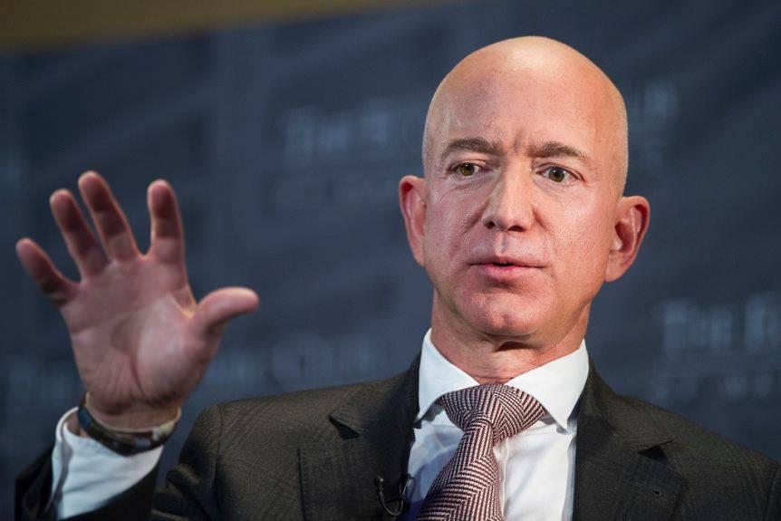 <p><strong>Jeff Bezos</strong><br />
<br />
Amazon'un patronu<br />
<br />
-65,3 milyar dolar</p>