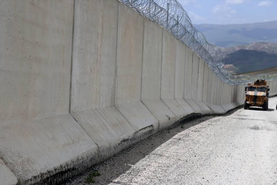<p>Ağrı olarak, İran ile 87 kilometrelik sınır hattımız var. Bu sınır hattımızın 83.6 kilometresinde sınır duvarı mevcut. Kalan kısım teknik olarak duvarın inşa edilmesinin mümkün olmadığı yerler. Bu kısım da zaten insan geçmesinin mümkün olmadığı yerler. Burası için de çok daha farklı başka tedbirler düşünüyoruz. </p>