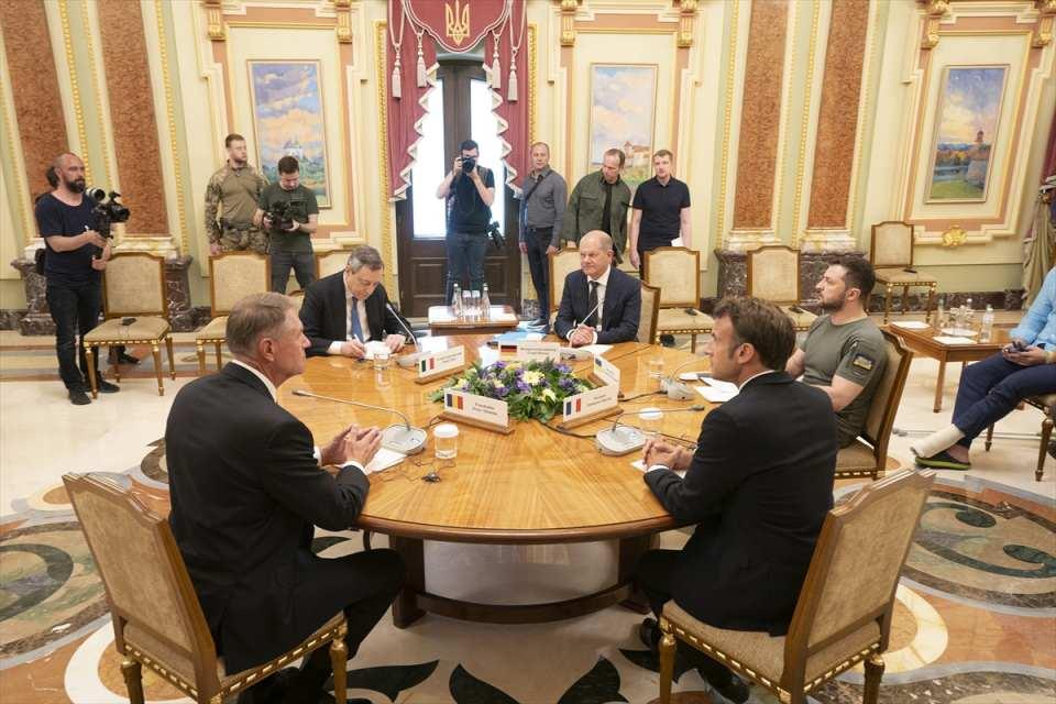 <p>Sabah saatlerinde başkent Kiev'e ulaşan Scholz, Macron, Draghi ile Iohannis, Rusya ve Ukrayna arasındaki savaşın ilk günlerinde saldırılara uğrayan Kiev bölgesinde yer alan İrpin'deki yıkımı yerinde gördü.</p>

<p> </p>
