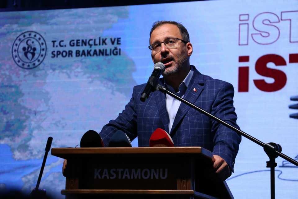 <p>Fındık kabuğu gibi sallanan küçük takalarda, Karadeniz'in azgın dalgalarına kafa tutan gençlerin, askerlerin evlatların bu yolda hakkı vardır. Kağnıların ağır yürüyüşüyle dağları aşıp o silahları taşıyan çilekeş kadınların bu yolda hakkı vardır." ifadelerini kullandı.</p>
