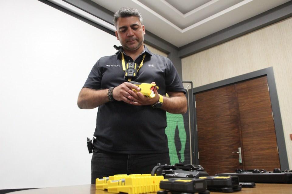 <p><strong>"Bingöl pilot bölge, önemli bir personele sahip"<br />
</strong><br />
TASER Cihazları Türkiye Distribütörü ve Temsilcisi Ethan Hunter yaptığı açıklamada, "Bugün Bingöl’de güvenlik kuvvetlerine TASER-7 adını verdiğimiz cihazımızı tanıtmaya ve uygulamalarını yapmaya geldik. Bingöl, bölgedeki pilot bölgelerden bir tanesi. Önemli bir personele sahip. O yüzden de eğitimlere Bingöl’de başlamak istedik" dedi.</p>