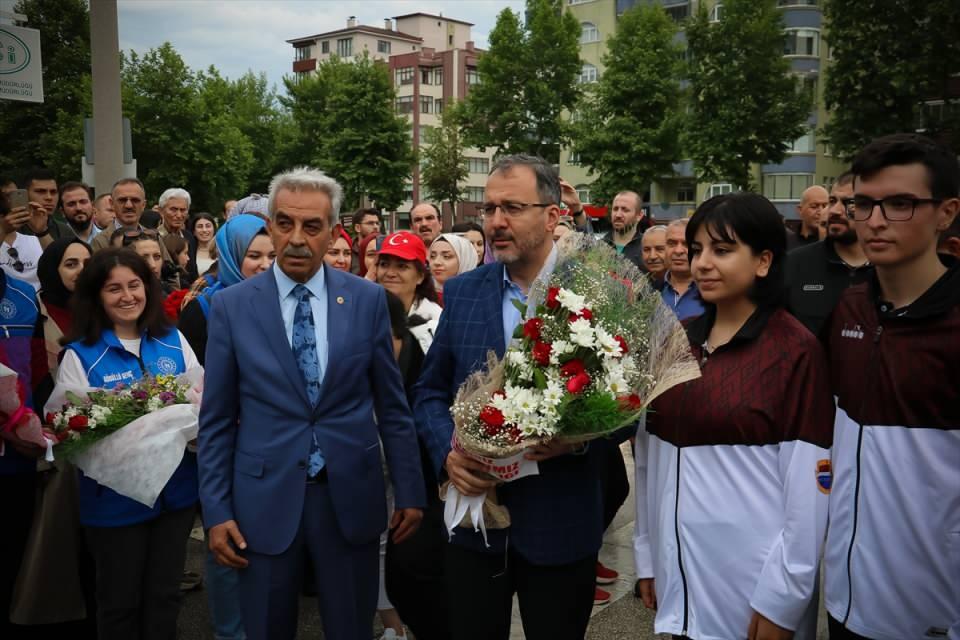 <p>İnsanın hayatını, karakterini, geleceğini yaşadığı toprakların etkilediğini belirten Kasapoğlu, "Aynı şekilde milletlerin de kaderi; yurt olarak belledikleri diyarla benzerlik taşır.</p>

<p> </p>
