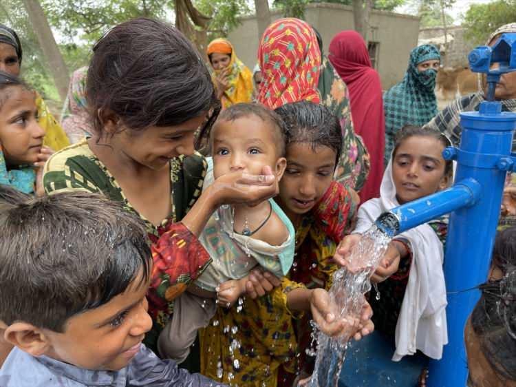 <p>Derneğin Pakistan Koordinatörü Talha Uğurlu, AA muhabirine yaptığı açıklamada, Muzaffergarh'ın çeşitli köylerinde bağışçıların desteğiyle açtıkları 60 kuyuyla bölge halkını temiz suya kavuşturduklarını söyledi.</p>
