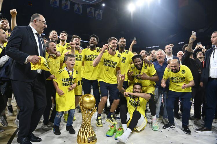 <p>Fenerbahçe, deplasmanda kupaya uzandı<br />
<br />
Ülker Sports Arena’da oynanan ilk karşılaşmayı Fenerbahçe Beko 85-76 yenerken, ikinci karşılaşmayı da 93-78 kazandı.</p>
