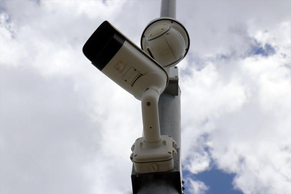 <p><strong> "Kameralar, sismik sensörler, radara benzer sistemler var"</strong></p>
<p>Geçen yıl ve bu yılın başında ASELSAN'ın ürettiği çok ileri teknoloji elektrooptik kule sisteminin sınır hattına monte edildiğini ve bu kulelerde çok ileri teknolojik görüntüleme sistemlerinin bulunduğunu vurgulayan Varol, şöyle devam etti:</p>