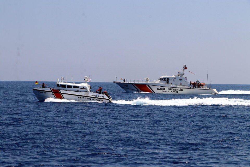 <p>Kazazedeler sahil güvenlik helikopteriyle gemiden alınarak hastaneye sevk edildi. Hava Kuvvetleri Komutanlığı'na ait arama kurtarma uçağı; kurtarma botu ve arama kurtarma personelini denize bıraktıktan sonra kazazedeler, Türkiye ve KKTC sahil güvenlik botlarınca kurtarıldı. Helikopterlerle kurtarılan kazazedeler de Türkiye Cumhuriyeti Sahil Güvenlik (TCSG) Umut Gemisi'ne götürüldü. Kazaya karışan kuru yük gemisindeki yangının kontrol altına alınması ve söndürülmesiyle birlikte deniz aşamasının ilk senaryosu tamamlandı.</p>

<p> </p>
