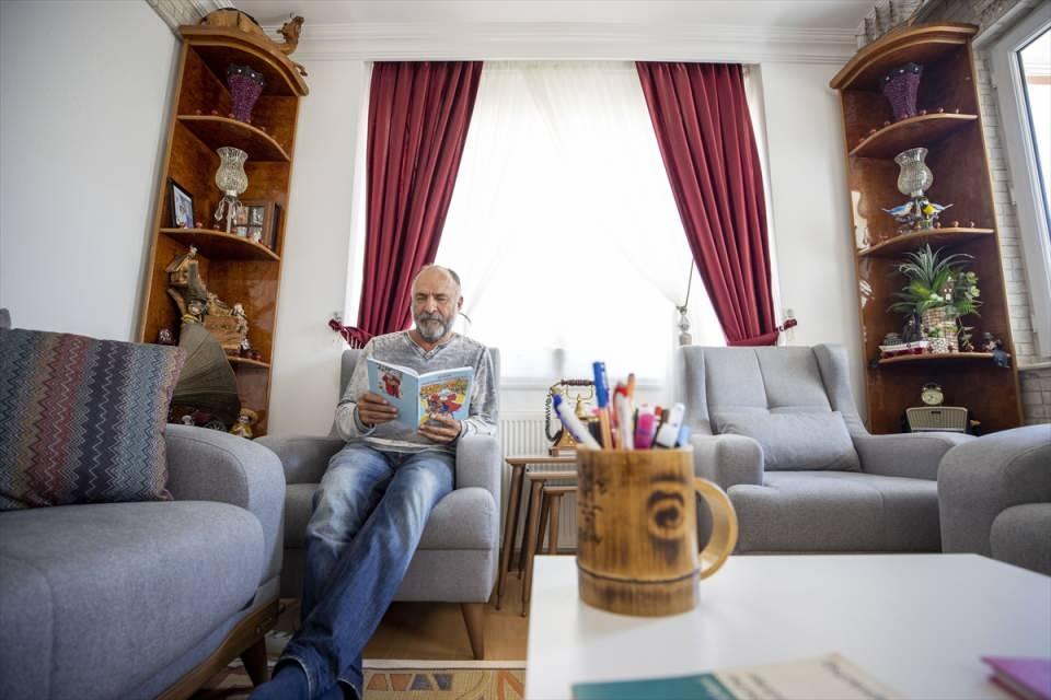 <p>Yaş gereği unutkanlık problemi yaşadığını, bu nedenle sınıf arkadaşlarına göre daha fazla çalışmak zorunda kaldığını ifade eden Zeybek, dilini geliştirebilmek için Almanca şarkıları sevmediği halde Alman korosuna katıldığını, kulak aşinalığı olması için pazar günleri Katolik kilisesine gidip ayin dinlediğini belirtti.</p>

<p> </p>
