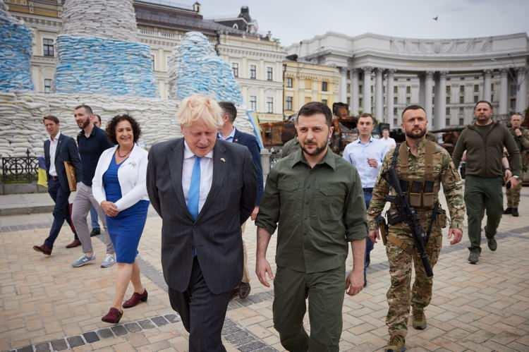 <p>Rusya'nın 24 Şubat'ta başlattığı saldırının ardından ikinci kez Kiev'i ziyaret eden Johnson, Zelenskiy ile ortak bir açıklama yaptı.</p>

<p> </p>
