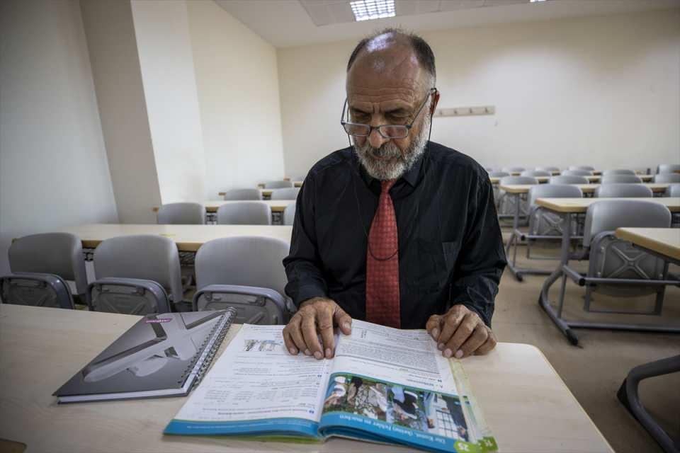 <p>İstediğim üniversiteden mezun olabildiğim için Allah'a şükrediyorum. Bana bugünleri gösterdi, anlatırken bile duygulanıyorum." dedi.</p>
