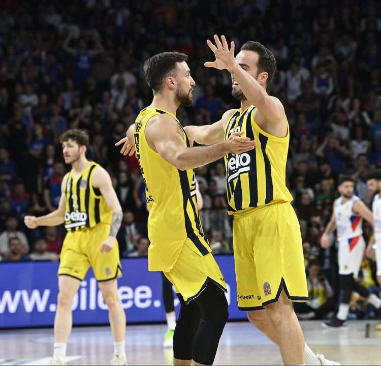 <p>ING Basketbol Süper Ligi play-off final serisinde A. Efes’i 92-80 mağlup eden Fenerbahçe Beko, seride durumu 3-1 yaparak 2021-2022 sezonunu şampiyon tamamladı.</p>
